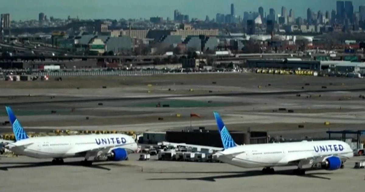 Air traffic control screens go dark at Newark’s airport in exclusive CBS News video