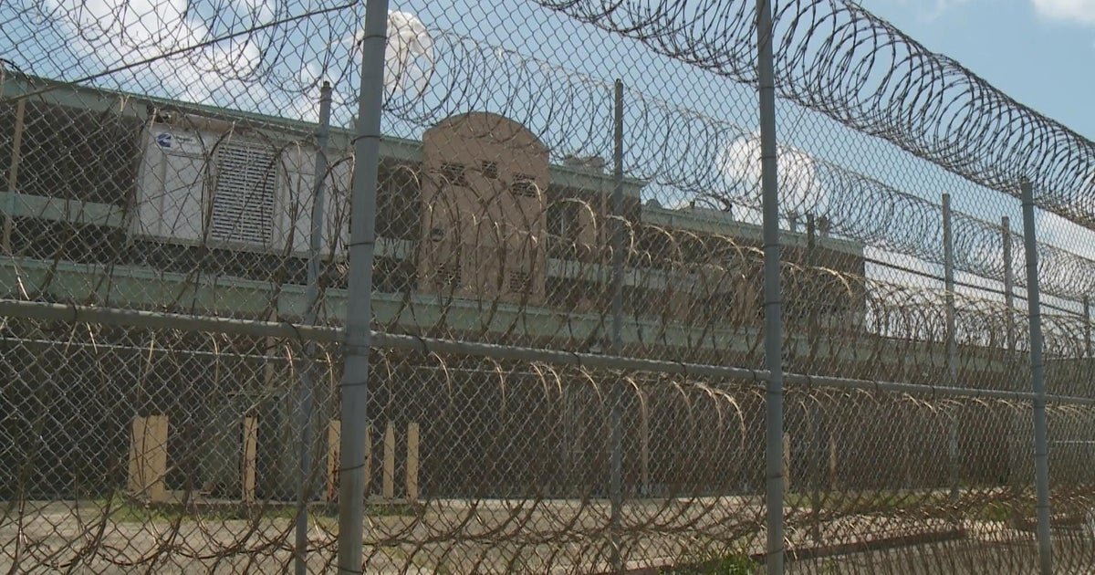 New Orleans jail maintenance worker arrested over inmate escape as 5 remain on the run