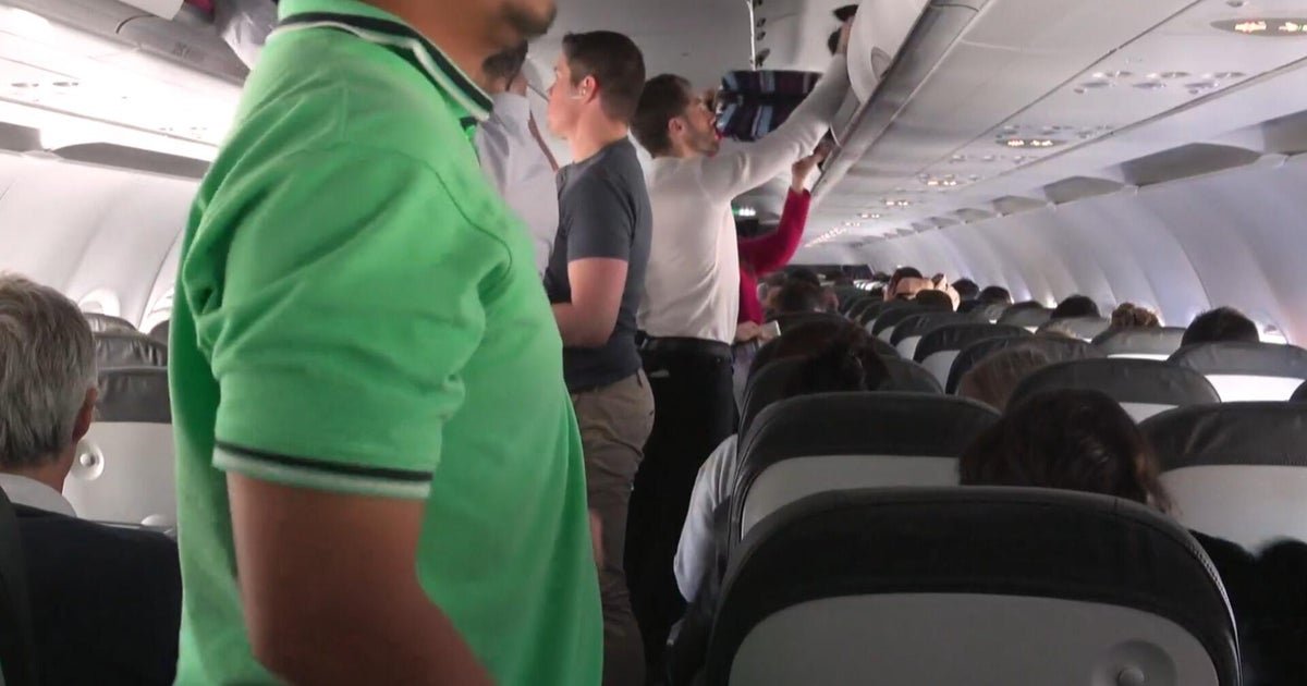 Turkey cracks down on air passengers who rush to deplane