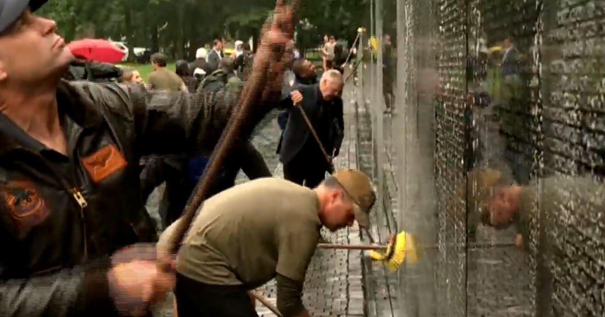 Veterans in Congress clean Vietnam War memorial: