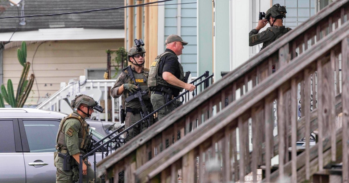 Ex-jail worker accused of aiding New Orleans inmate as manhunt enters 4th week