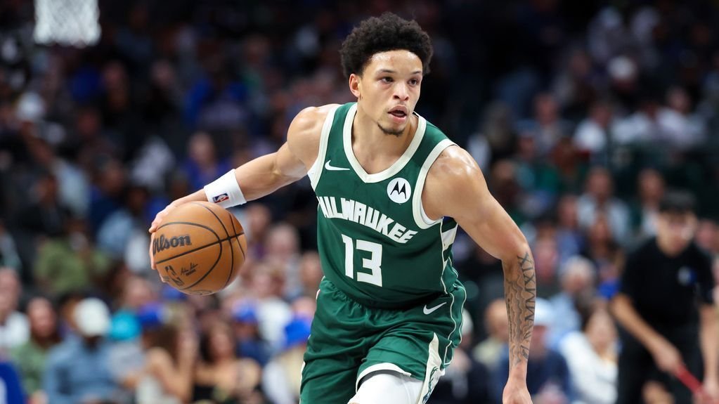 Rollins agrees to 3-year deal to return to Bucks