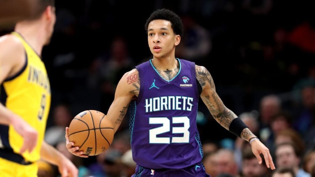 Sources: Mann back to Hornets for 3 years, M