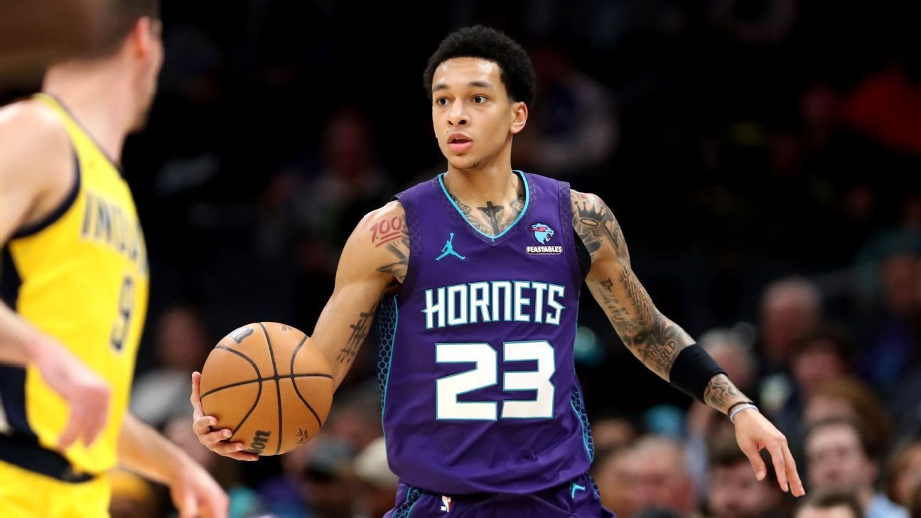 Sources: Mann back to Hornets for 3 years, M